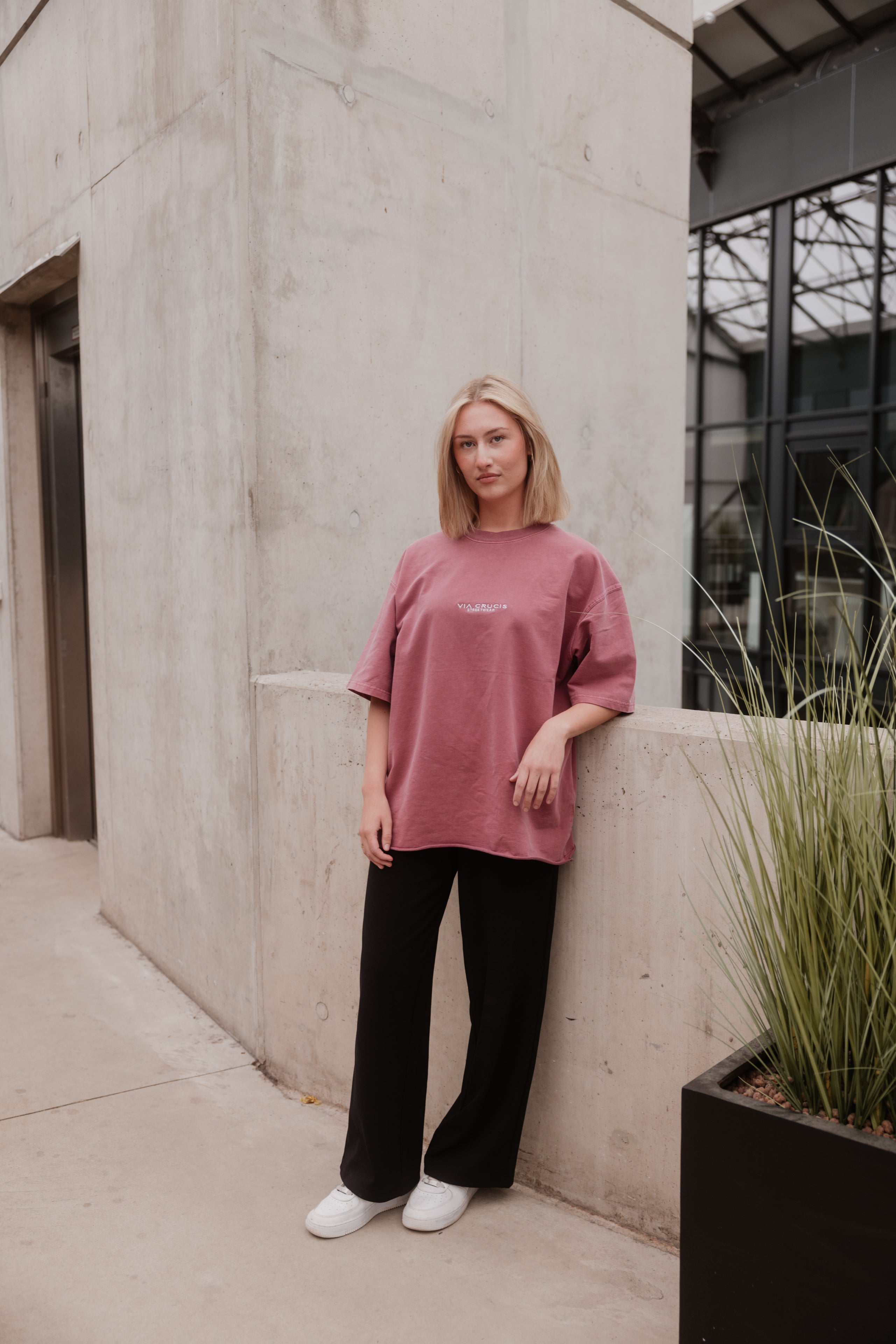 Unisex Oversized T-shirt im Vintage Style. Aus 100% Baumwolle und einem offenem Saum. Hochwertiger Stickdruck auf der Vorderseite.