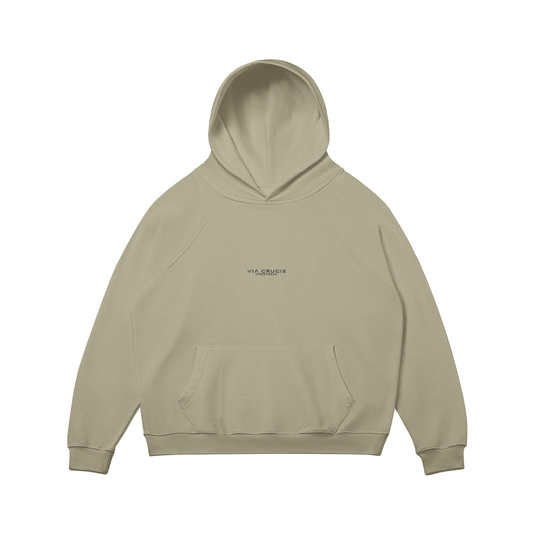 Kamel Oversized Hoodie mit “VIA CRUCIS”-Stick auf der Brust, locker geschnitten mit Kängurutasche – erhältlich in Kamel.