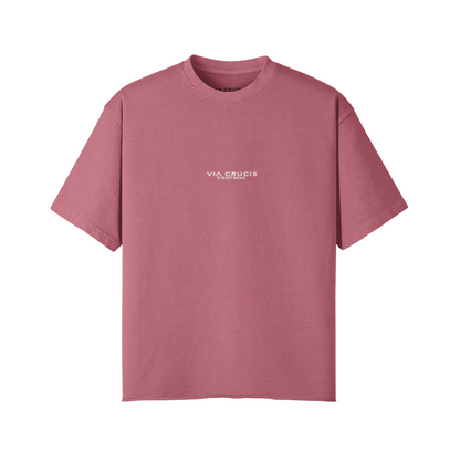 Unisex Oversized Fit für einen modernen, lässigen Look 100 % gekämmte Baumwolle – weich, hautfreundlich, atmungsaktiv
Vorgewaschen & leicht verwaschen für authentischen Vintage-Charakter. Offener Saum als dezentes Streetwear-Detail. Strapazierfähige 260 g/m² Stoffqualität. Vorderansicht. Farbe Rot-braun.