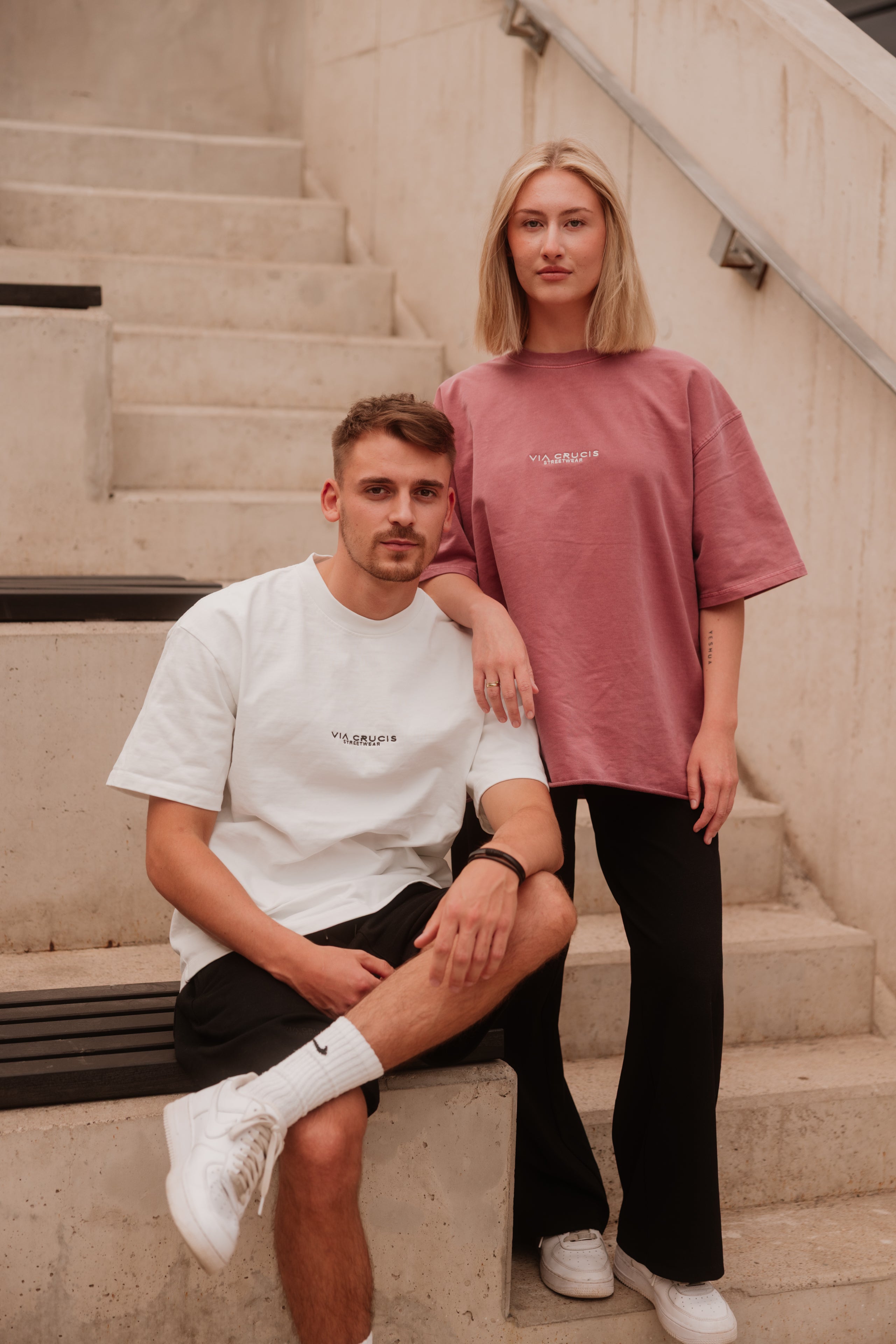 Via Crucis Streetwear. Oversized T-Shirts, Hoodies & Shorts. Alle Produkte aus 100% Baumwolle und Modernem Streetwear Style. 